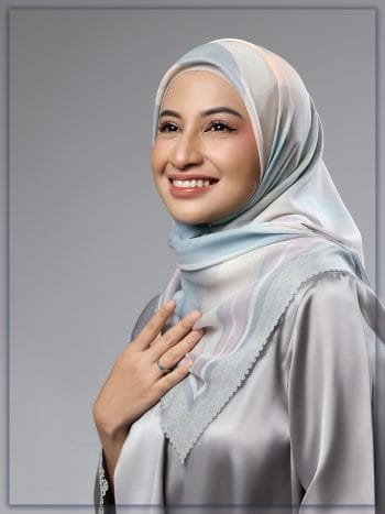 Model mengenakan Supreme Voal Scarves, Serene Drift dari Mirrori