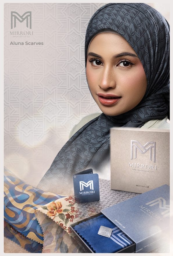 Model mengenakan Hijab Premium Square berbahan Voal Tryspan dari Mirrori